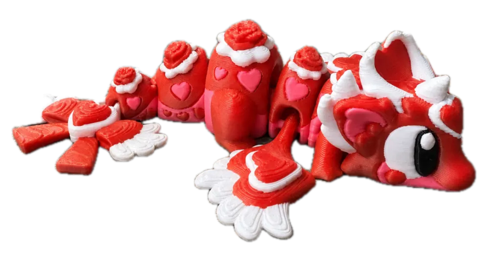 Liefdes draak met gelaagd hart en grote ogen, in rood, wit en roze