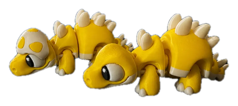 Stegosaurus duo: twee gele 3D-geprinte dino's met crème rugplaten en staartpunten